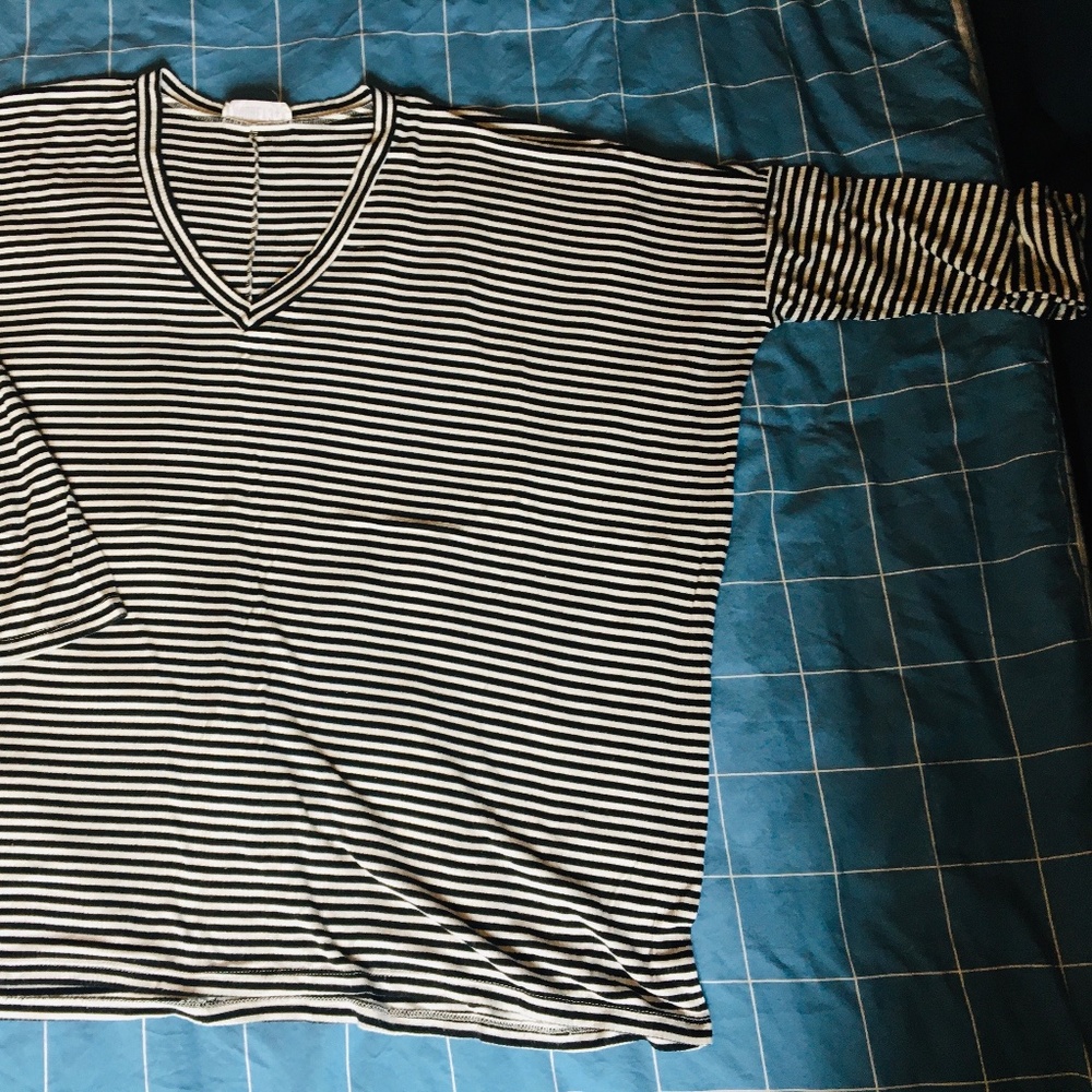 Audrey 3+1 Oversized V-neck black and white stripped top